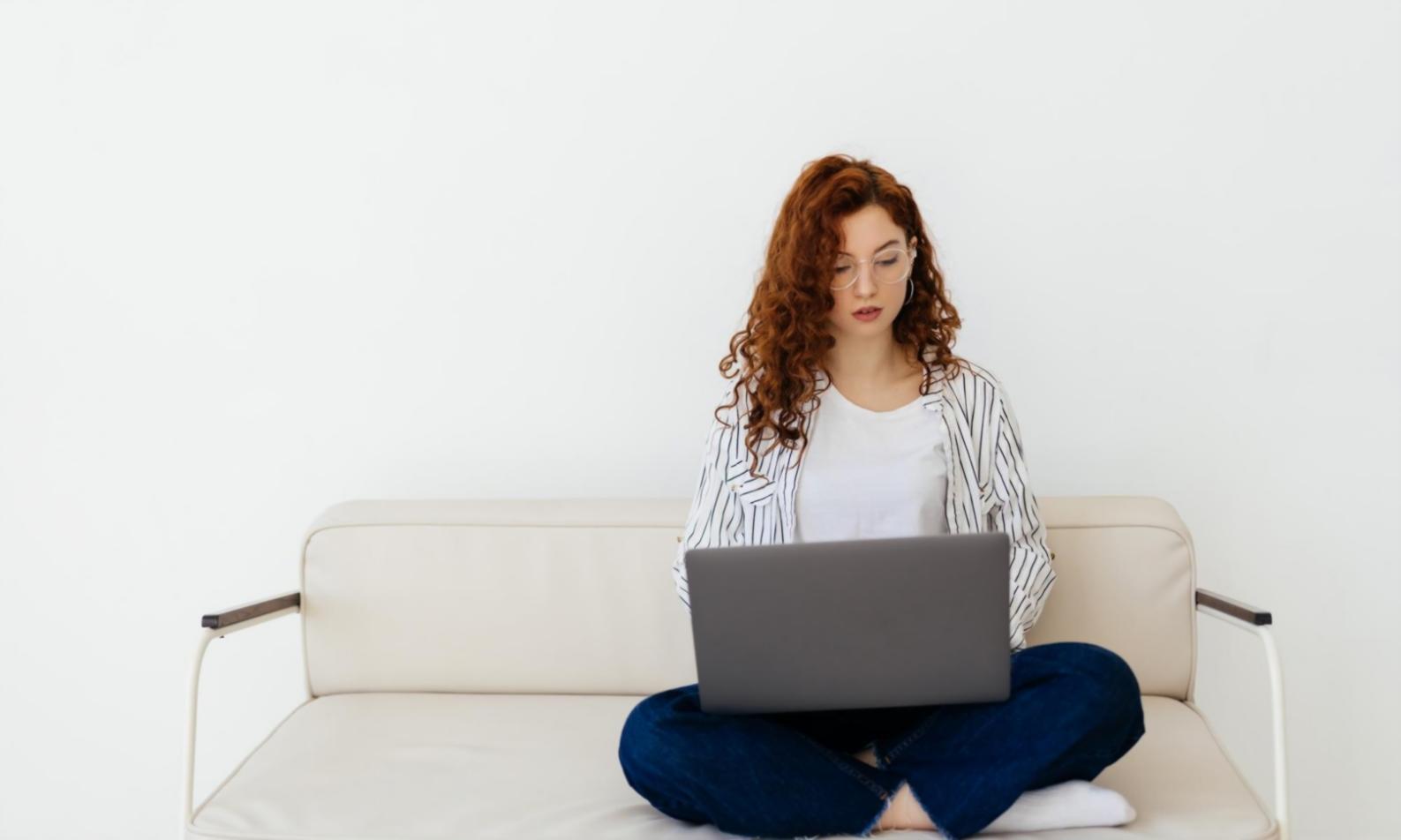 Analyse détaillée des données financières sur plusieurs écrans avec graphiques comparatifs