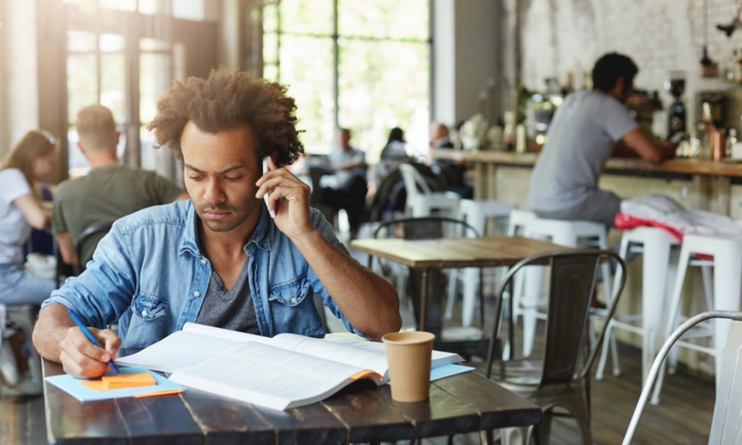 Réunion d'équipe autour de tableaux de bord financiers et rapports comparatifs